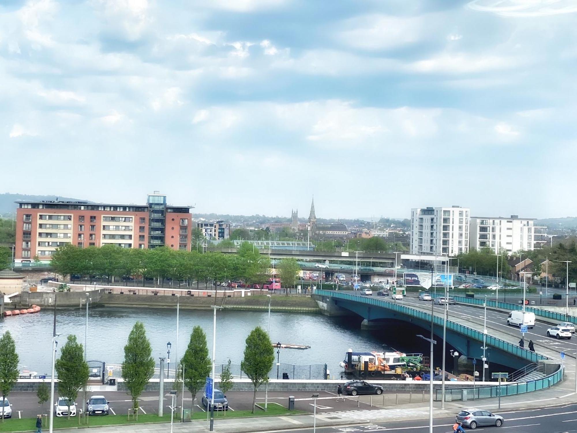2 Bed Centre Apt, Free Parking - Clock, Customs House