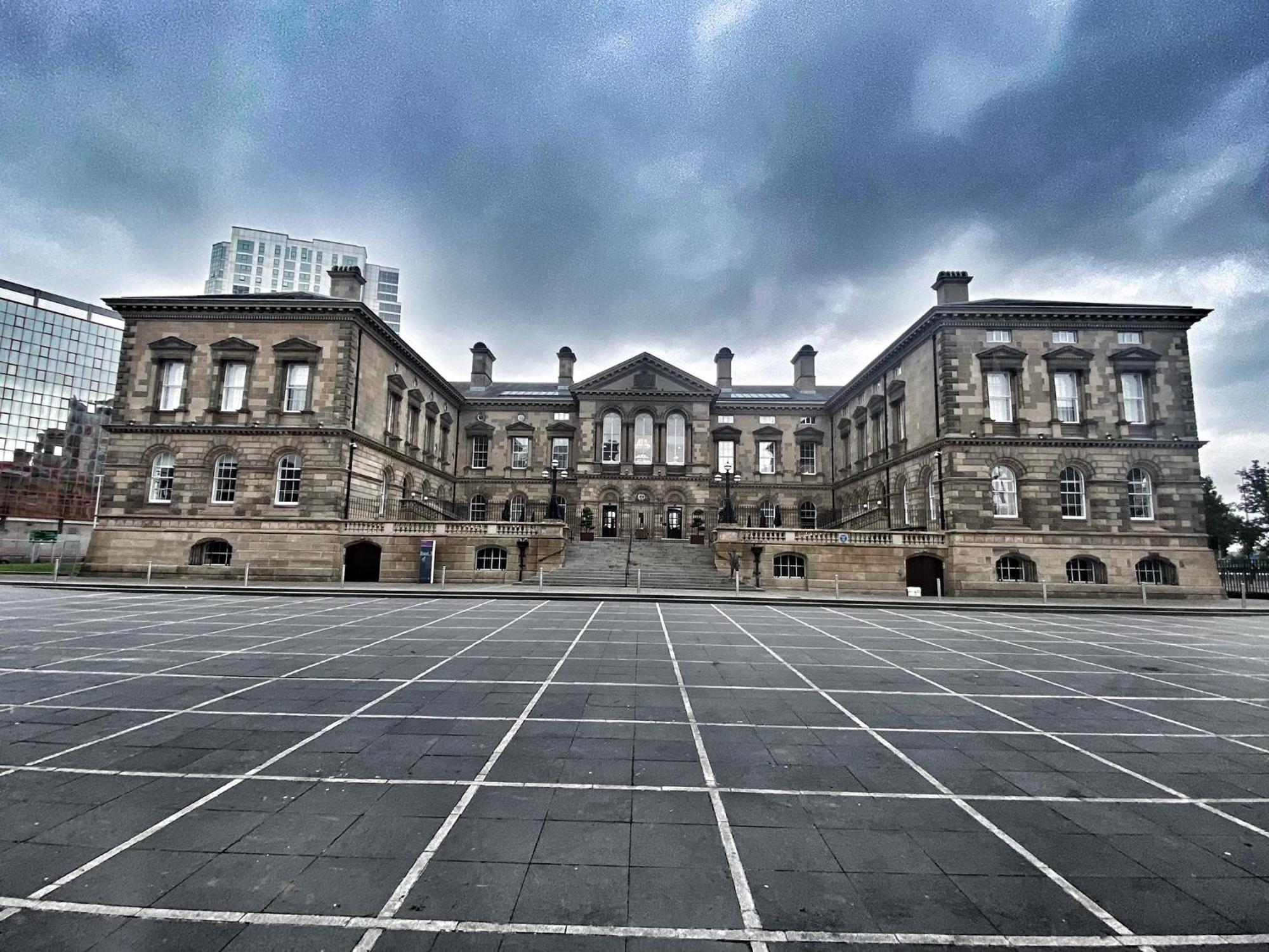 2 Bed Centre Apt, Free Parking - Clock, Customs House Apartment
